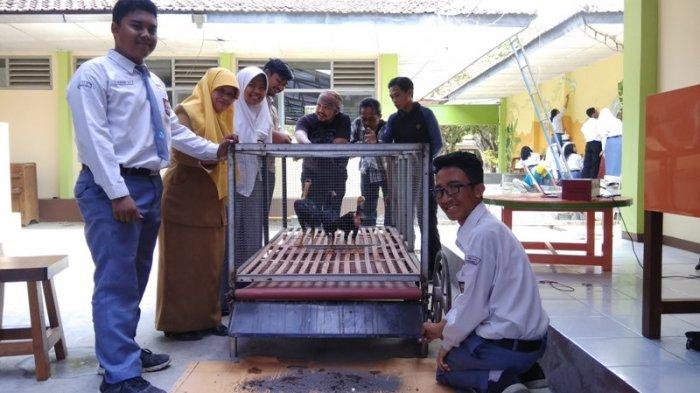 Cerdas, Ciptakan Kandang Ayam Auto Bersih dengan Teknologi IOT Siswa SMAN 1 Jetis ini Dapat Penghargaan